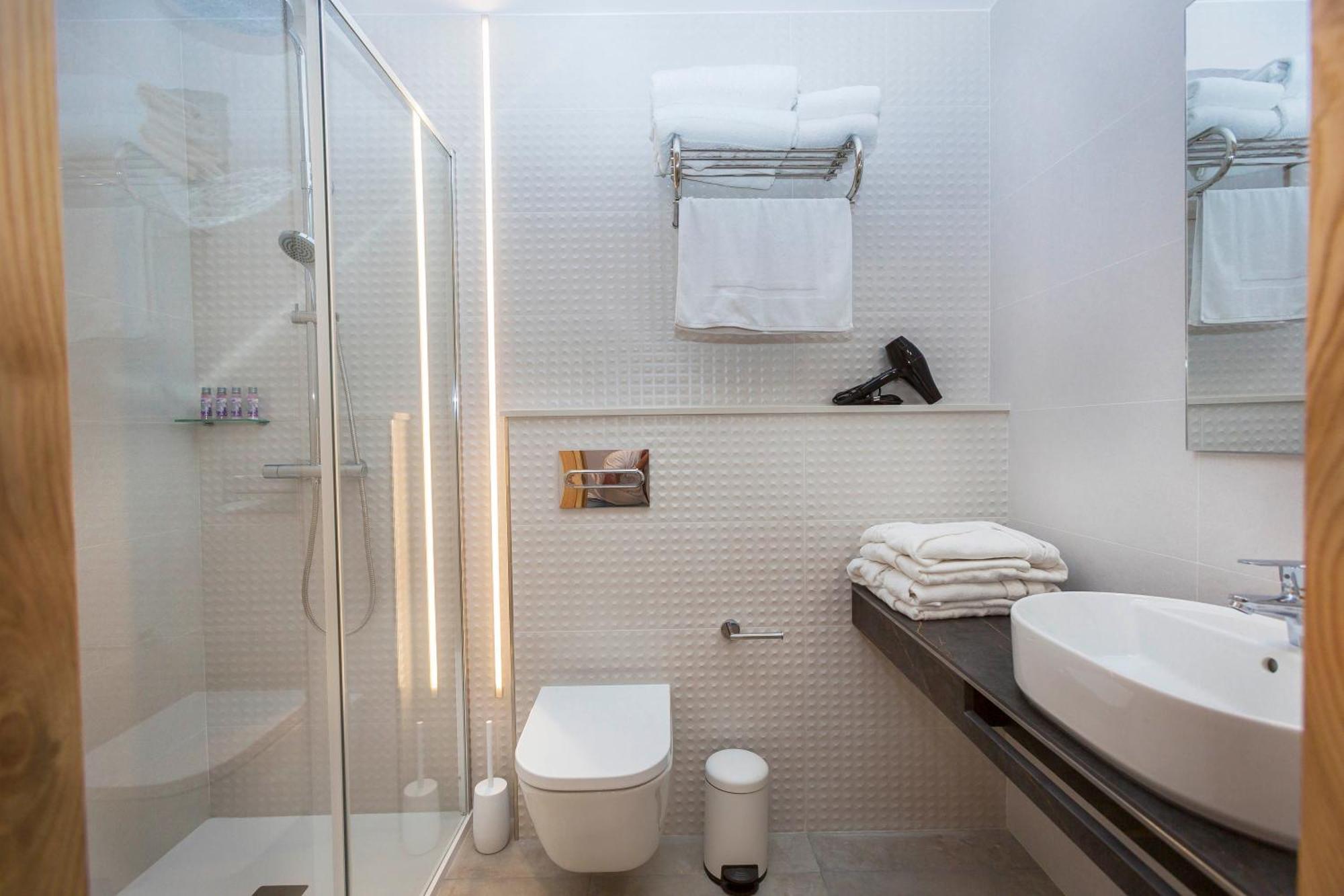 A De Lucia Hotel Quintáns Екстериор снимка