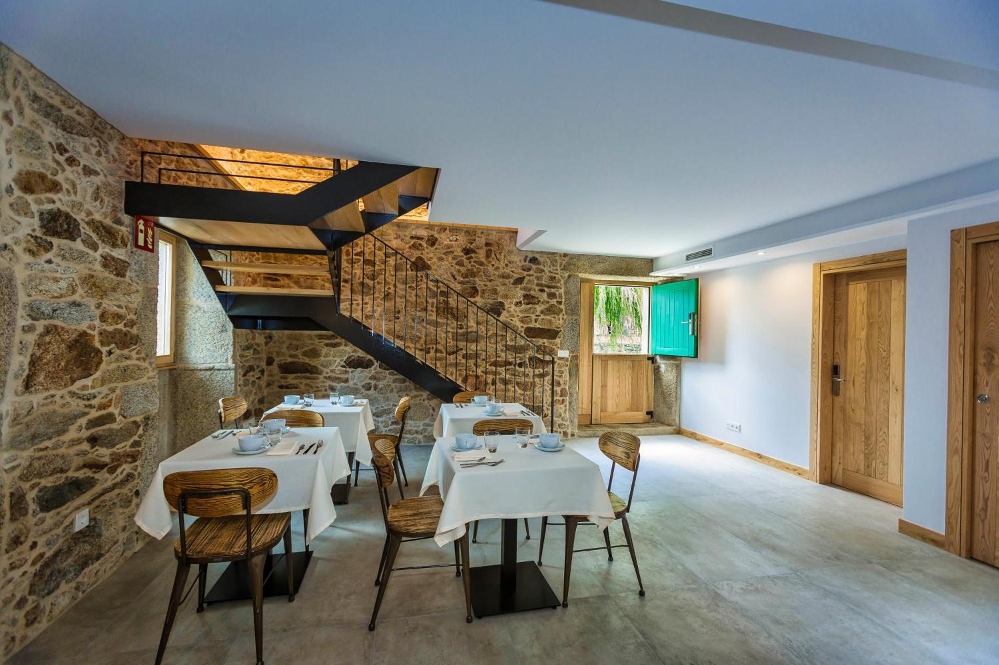 A De Lucia Hotel Quintáns Екстериор снимка